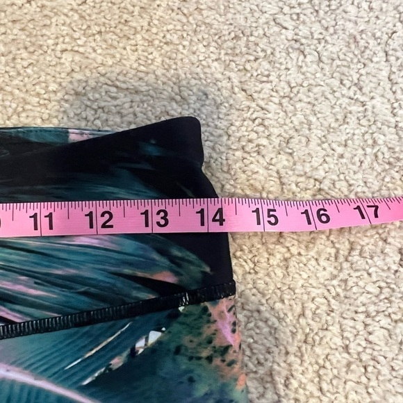 FABLETICS Women’s Tropical Print Leggings Fits S/M - Picture 7 of 9
